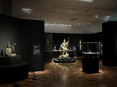山口県立美術館で展示中の同像（左端）