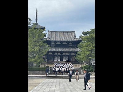 【修学旅行で賑わう法隆寺】